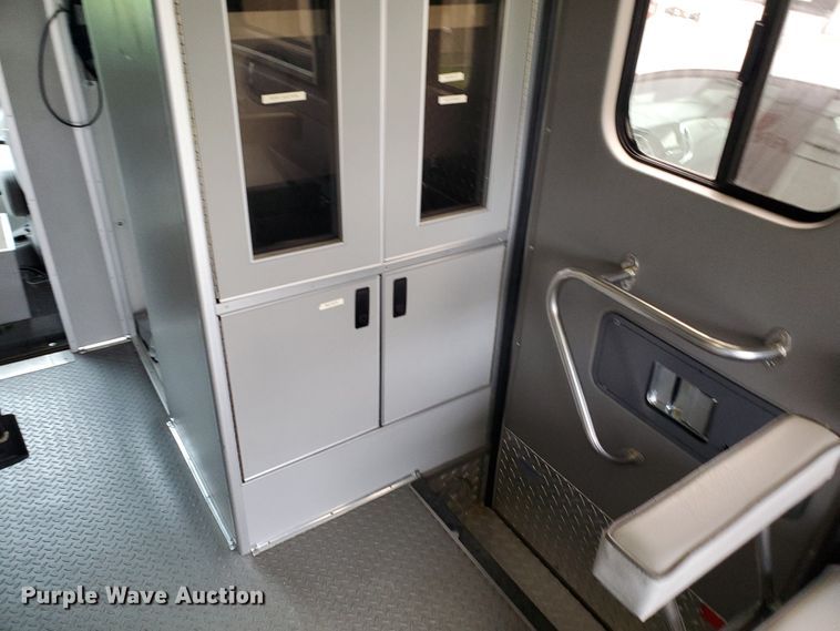 image for item DF7532 2000 Ford Econoline E450 Super Duty  ambulance