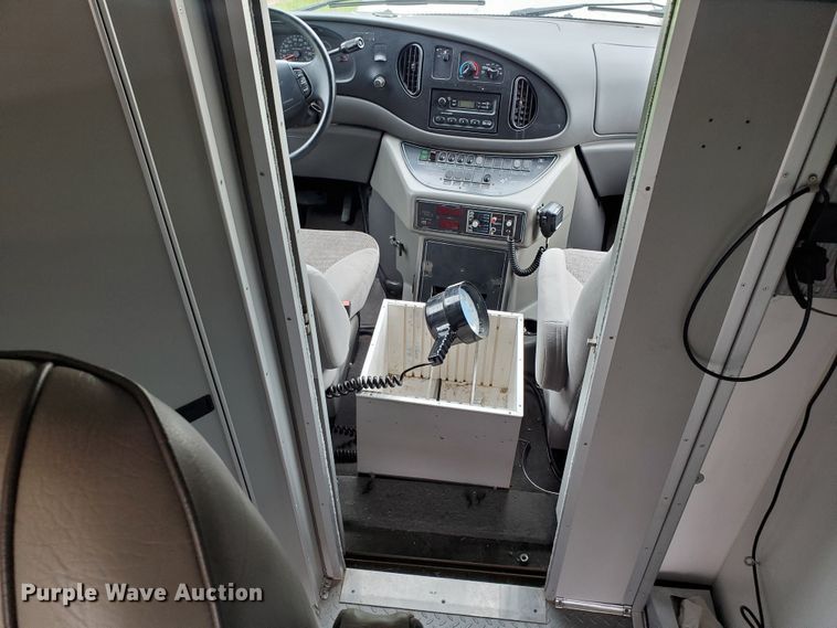 image for item DF7532 2000 Ford Econoline E450 Super Duty  ambulance