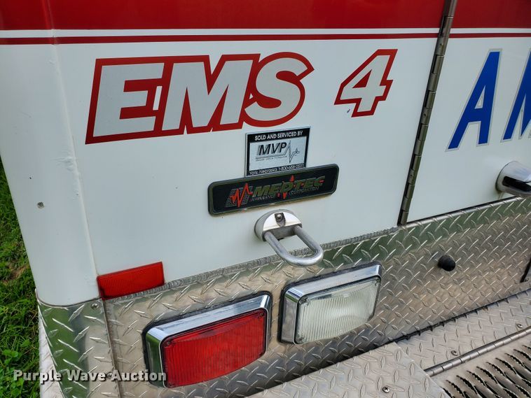 image for item DF7532 2000 Ford Econoline E450 Super Duty  ambulance