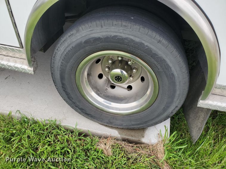 image for item DF7532 2000 Ford Econoline E450 Super Duty  ambulance