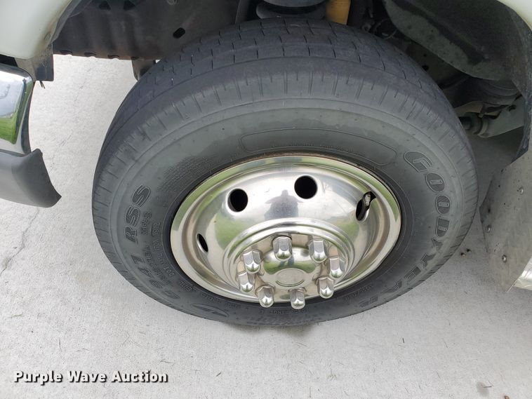 image for item DF7532 2000 Ford Econoline E450 Super Duty  ambulance