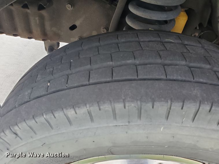 image for item DF7532 2000 Ford Econoline E450 Super Duty  ambulance