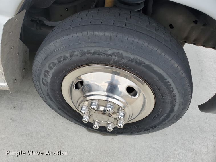 image for item DF7532 2000 Ford Econoline E450 Super Duty  ambulance