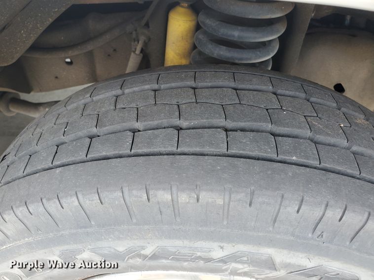 image for item DF7532 2000 Ford Econoline E450 Super Duty  ambulance