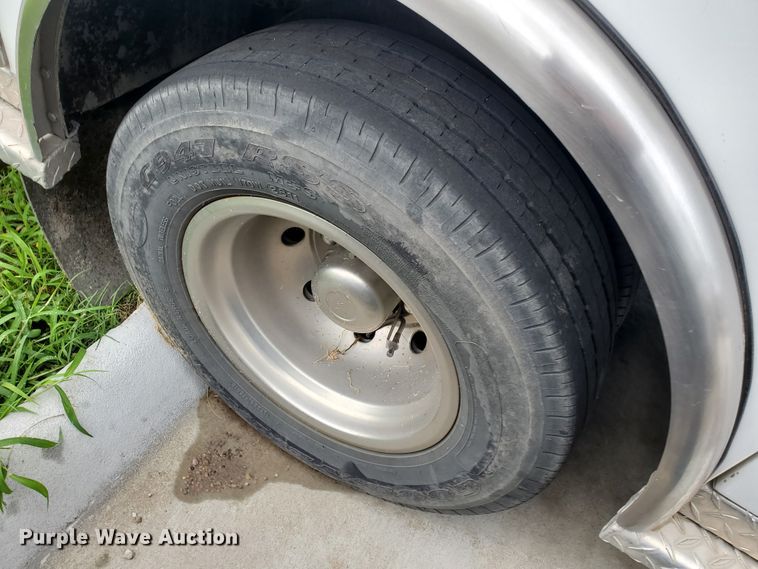 image for item DF7532 2000 Ford Econoline E450 Super Duty  ambulance