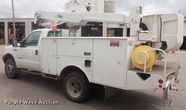 image for item DG2401 2003 Ford F550 Super Duty  bucket truck