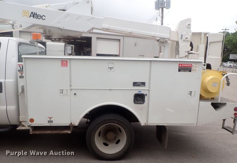 image for item DG2401 2003 Ford F550 Super Duty  bucket truck