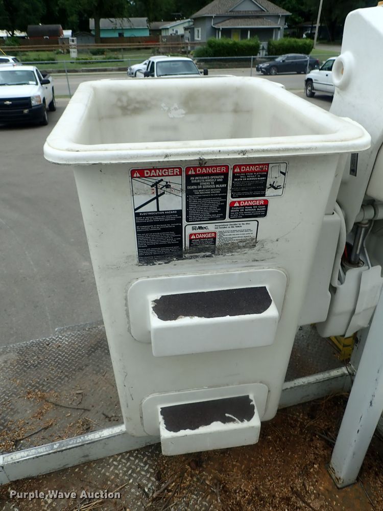 image for item DG2401 2003 Ford F550 Super Duty  bucket truck