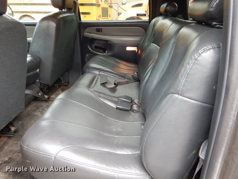 image for item DJ4305 2001 Chevrolet Suburban C1500  SUV