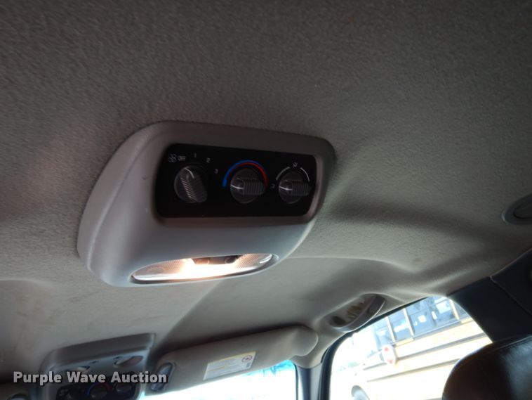 image for item DJ4305 2001 Chevrolet Suburban C1500  SUV