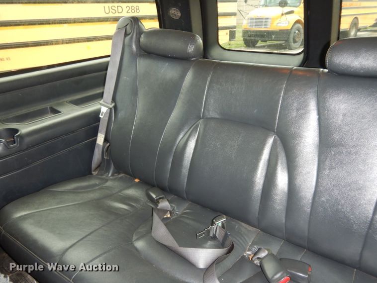 image for item DJ4305 2001 Chevrolet Suburban C1500  SUV