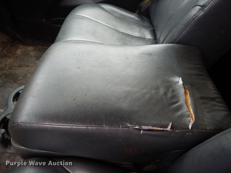 image for item DJ4305 2001 Chevrolet Suburban C1500  SUV