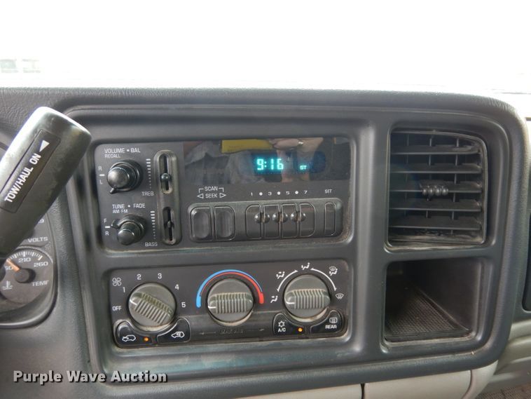 image for item DJ4305 2001 Chevrolet Suburban C1500  SUV