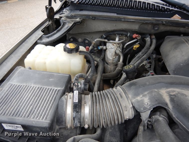 image for item DJ4305 2001 Chevrolet Suburban C1500  SUV