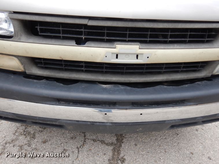 image for item DJ4305 2001 Chevrolet Suburban C1500  SUV