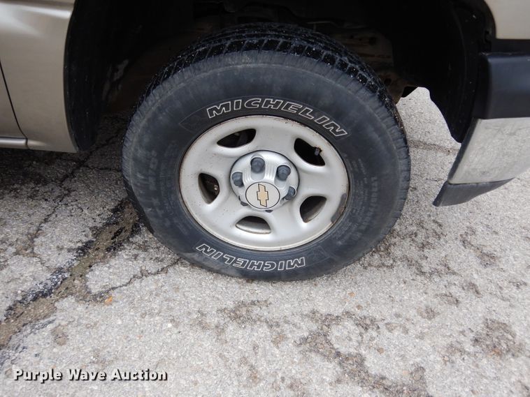 image for item DJ4305 2001 Chevrolet Suburban C1500  SUV