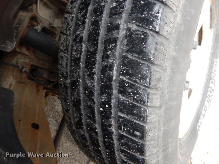 image for item DJ4305 2001 Chevrolet Suburban C1500  SUV