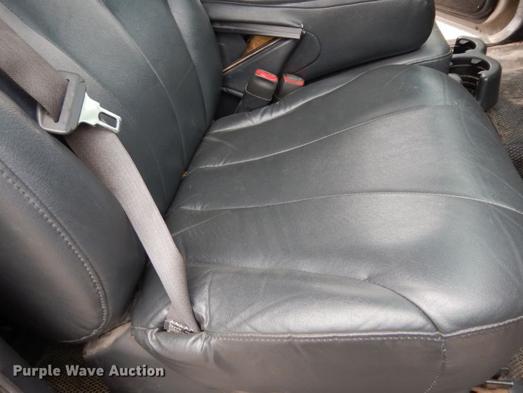 image for item DJ4305 2001 Chevrolet Suburban C1500  SUV