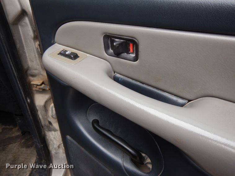 image for item DJ4305 2001 Chevrolet Suburban C1500  SUV