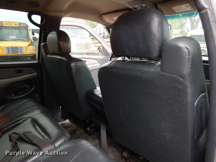 image for item DJ4305 2001 Chevrolet Suburban C1500  SUV