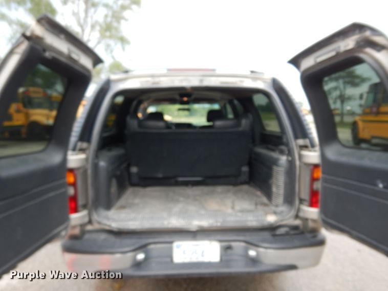 image for item DJ4305 2001 Chevrolet Suburban C1500  SUV