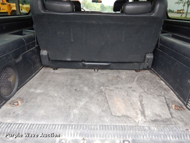 image for item DJ4305 2001 Chevrolet Suburban C1500  SUV