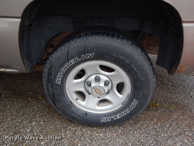 image for item DJ4305 2001 Chevrolet Suburban C1500  SUV