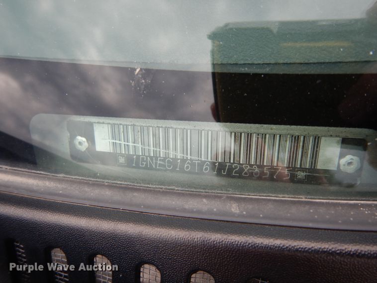 image for item DJ4305 2001 Chevrolet Suburban C1500  SUV