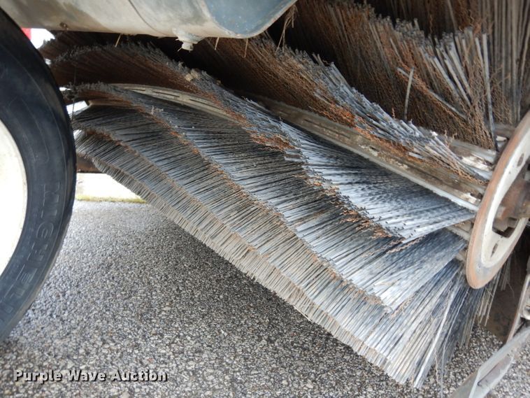 image for item DJ4314 2000 Elgin Pelican P  street sweeper