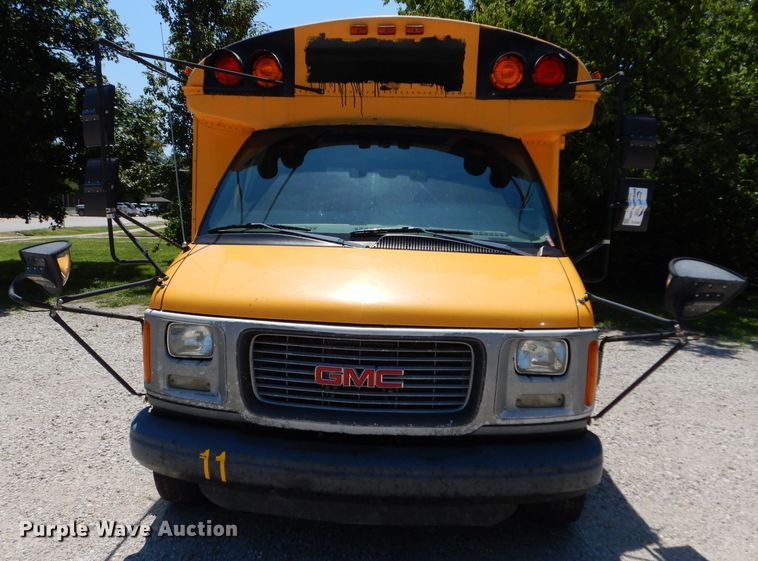 image for item DJ4338 2001 GMC Savana G3500  Thomas school bus