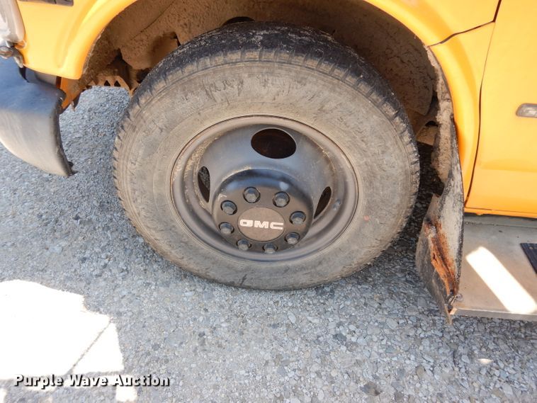 image for item DJ4338 2001 GMC Savana G3500  Thomas school bus