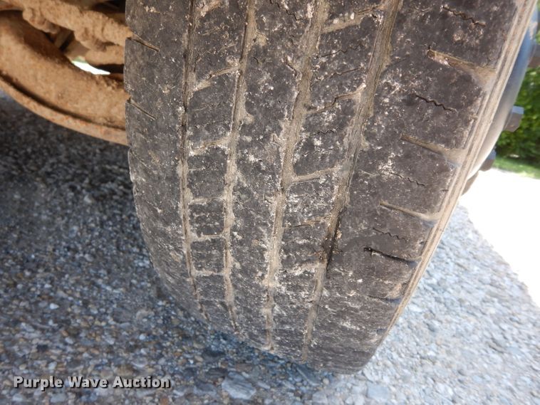 image for item DJ4338 2001 GMC Savana G3500  Thomas school bus