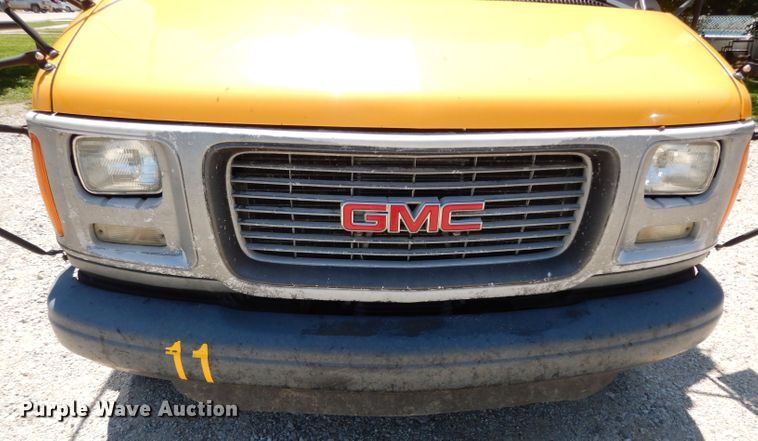 image for item DJ4338 2001 GMC Savana G3500  Thomas school bus