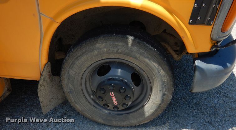 image for item DJ4338 2001 GMC Savana G3500  Thomas school bus