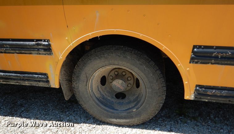 image for item DJ4338 2001 GMC Savana G3500  Thomas school bus