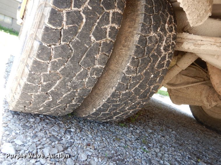 image for item DJ4338 2001 GMC Savana G3500  Thomas school bus