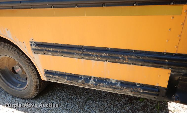 image for item DJ4338 2001 GMC Savana G3500  Thomas school bus