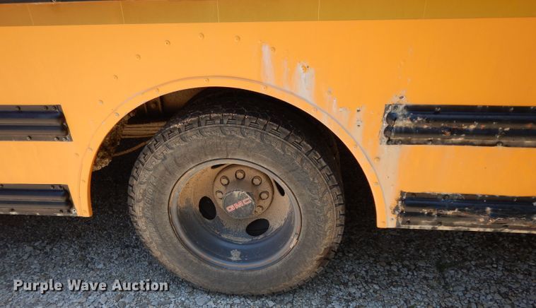 image for item DJ4338 2001 GMC Savana G3500  Thomas school bus