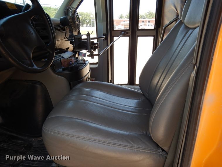 image for item DJ4338 2001 GMC Savana G3500  Thomas school bus