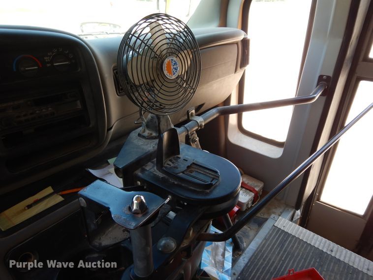 image for item DJ4338 2001 GMC Savana G3500  Thomas school bus