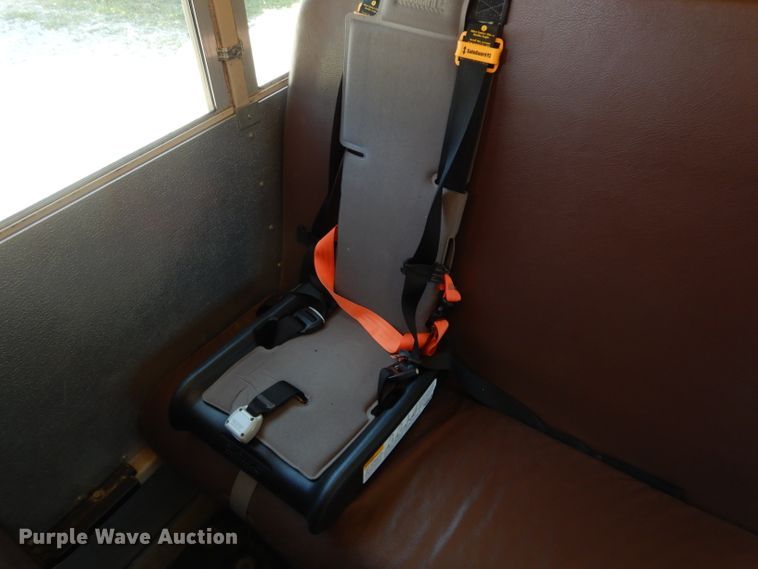 image for item DJ4338 2001 GMC Savana G3500  Thomas school bus