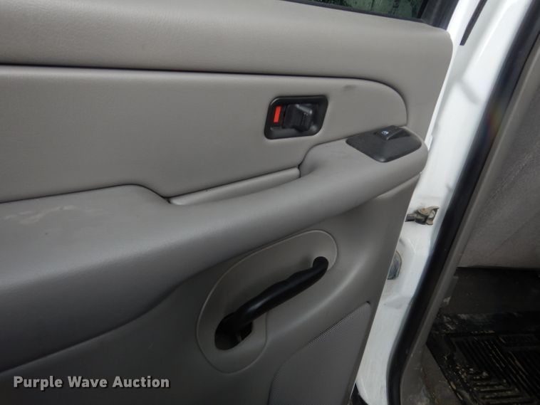 image for item DJ4358 2005 Chevrolet Suburban 2500  SUV