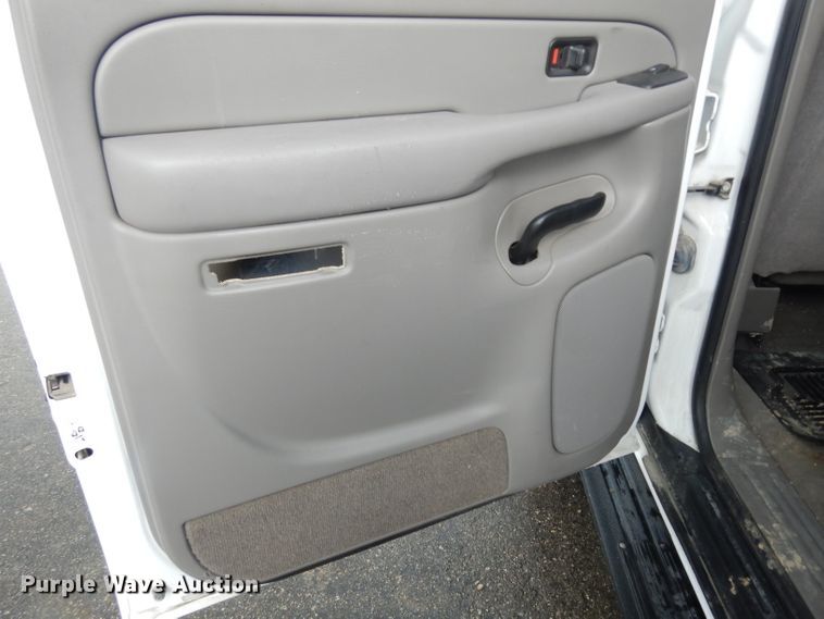 image for item DJ4358 2005 Chevrolet Suburban 2500  SUV