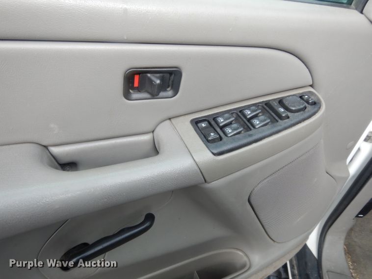 image for item DJ4358 2005 Chevrolet Suburban 2500  SUV