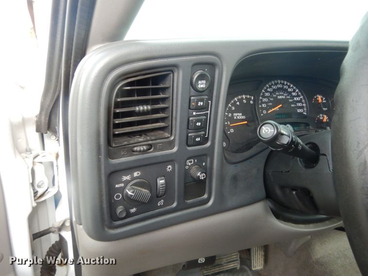 image for item DJ4358 2005 Chevrolet Suburban 2500  SUV