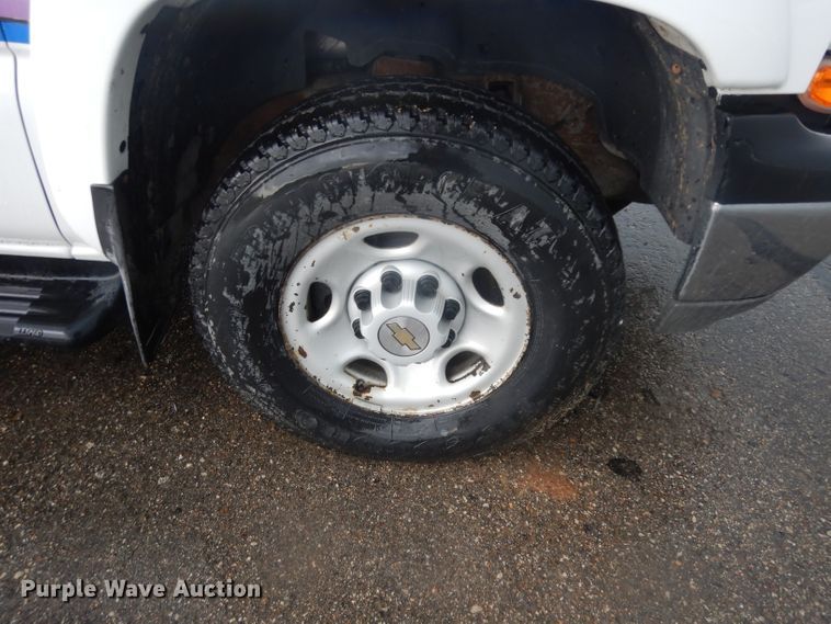 image for item DJ4358 2005 Chevrolet Suburban 2500  SUV