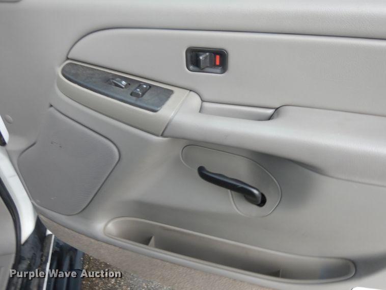 image for item DJ4358 2005 Chevrolet Suburban 2500  SUV