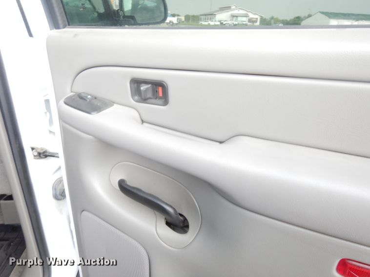 image for item DJ4358 2005 Chevrolet Suburban 2500  SUV