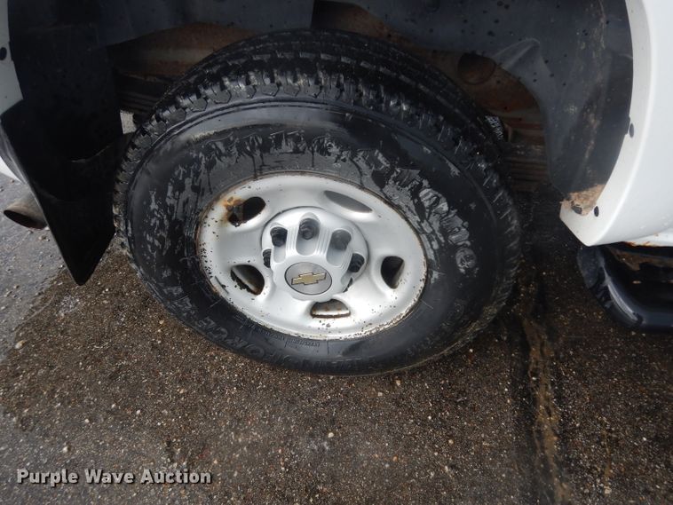 image for item DJ4358 2005 Chevrolet Suburban 2500  SUV