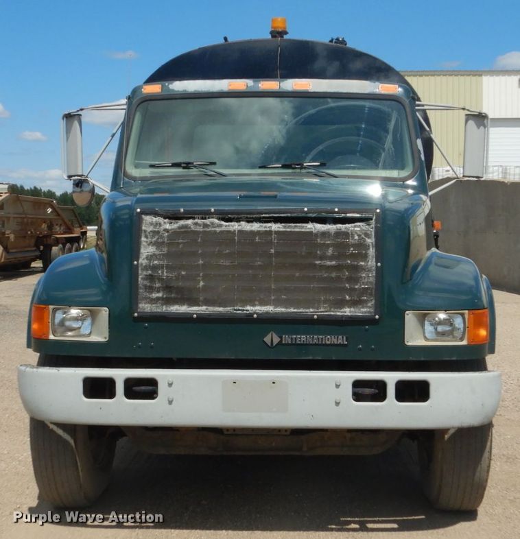 image for item FT9010 2001 International 4900  oil distributor truck